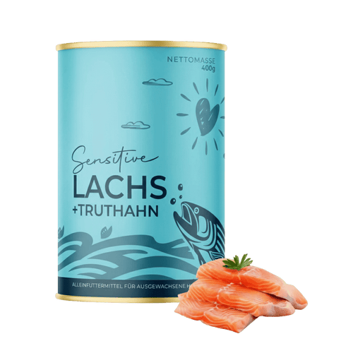Dose mit Sensitive Nassfutter Lachs und Truthahn für ausgewachsene Hunde, Produktabbildung mit Fleischstücken