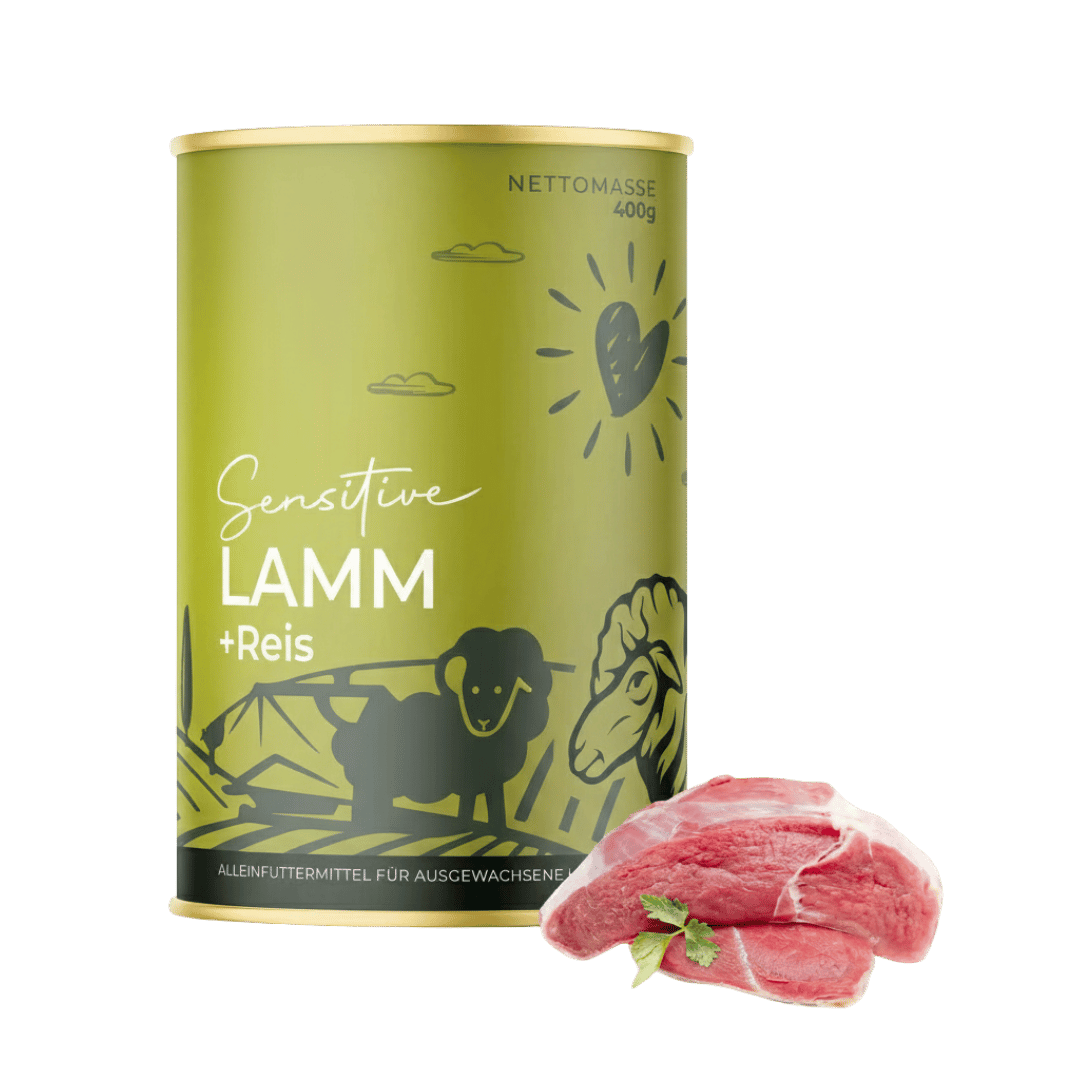 Dose mit Sensitive Nassfutter Lamm und Reis für ausgewachsene Hunde, Produktabbildung mit Fleischstücken